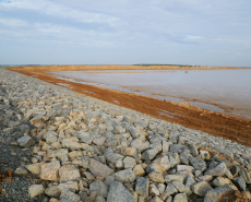 Пассат начал укрепление дамбы скальными породами на объекте: «3РУ. СОФ. Реконструкция ограждающих дамб шламохранилища карты №8»