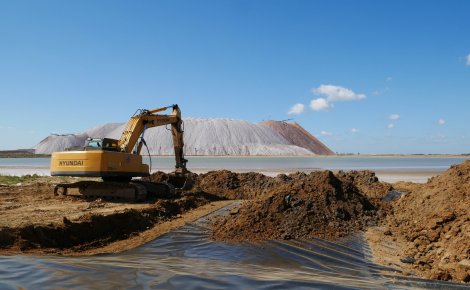 Пассат выполняет реконструкцию ограждающих дамб шламохранилища